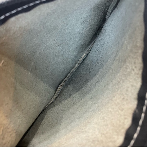 Farmhouse Frocks Fur Pouch.zip closure.genuine cowhide. Pre-owned. Worn area. - Picture 4 of 7